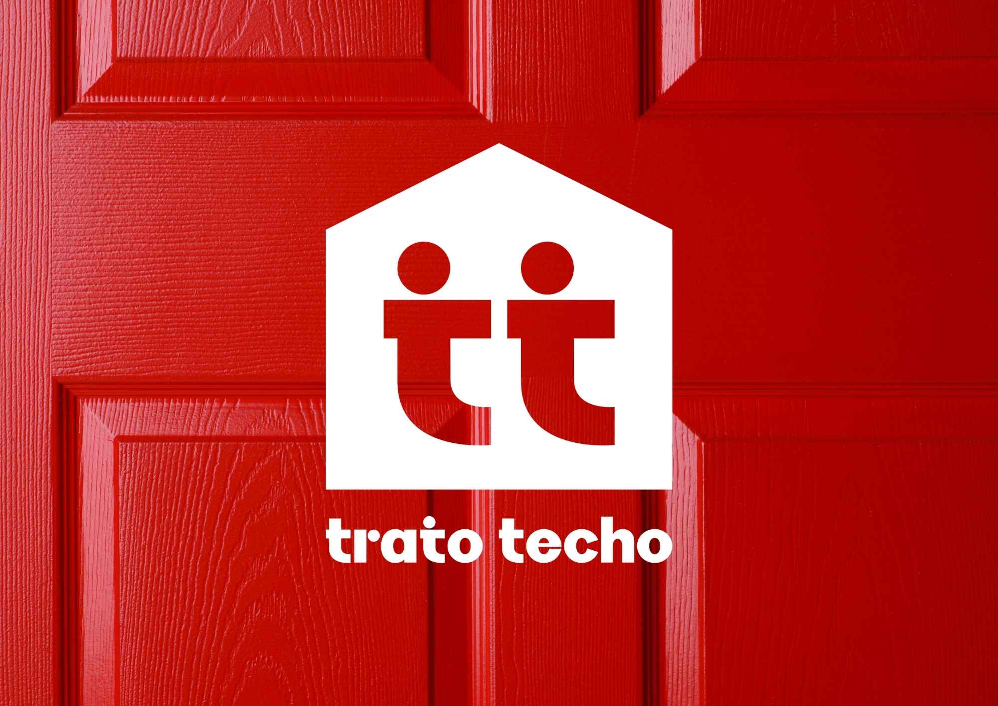 Logo inmobiliaria sobre puerta